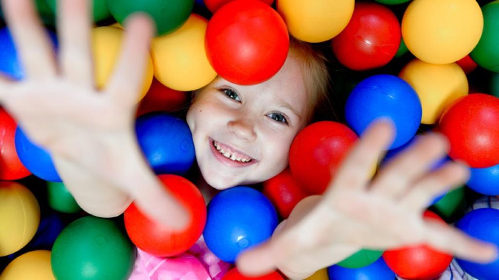 Самые лучшие игрушки для развития детей - Сухой бассейн с шариками