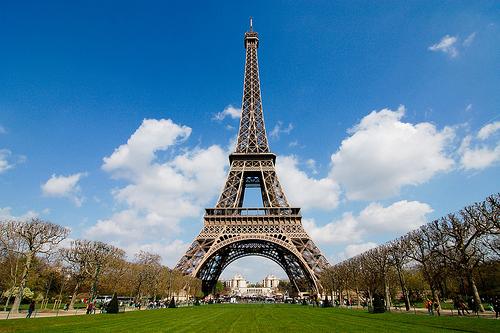 Самые известные сооружения - Эйфелева башня (Париж)